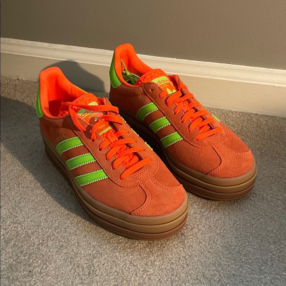 New w/ out Box Womens Adidas Gazelle Bold - US 7